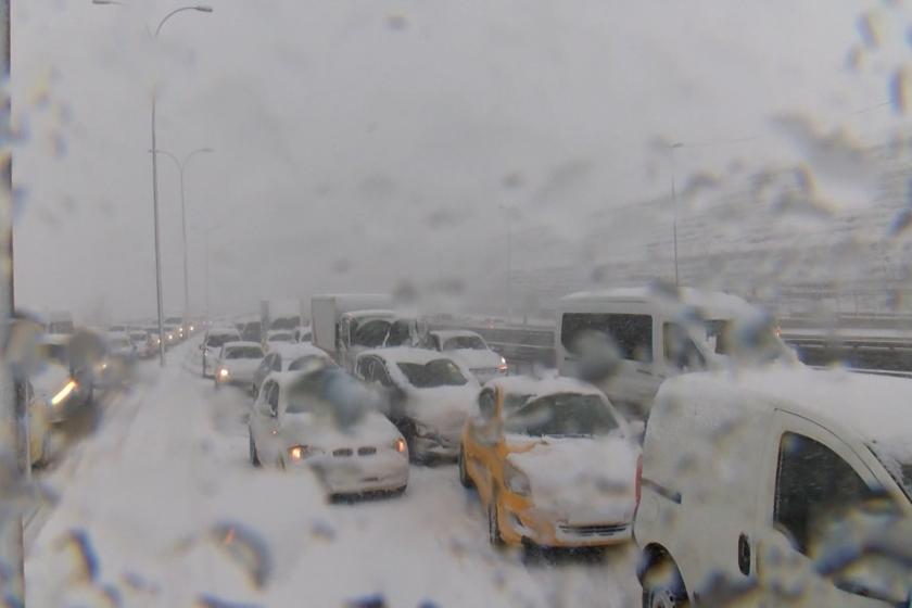 Yoğun kar yağışı nedeniyle İstanbul'a araç girişine izin verilmiyor