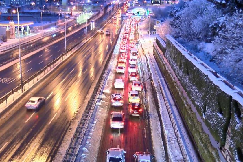 İstanbul'da özel araçların trafiğe çıkışı saat 13.00'e kadar yasaklandı