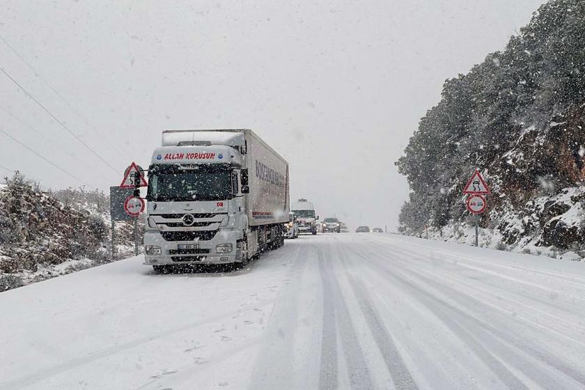 Antalya'da kar yağışı; araçlar D400 yolunda kaldı