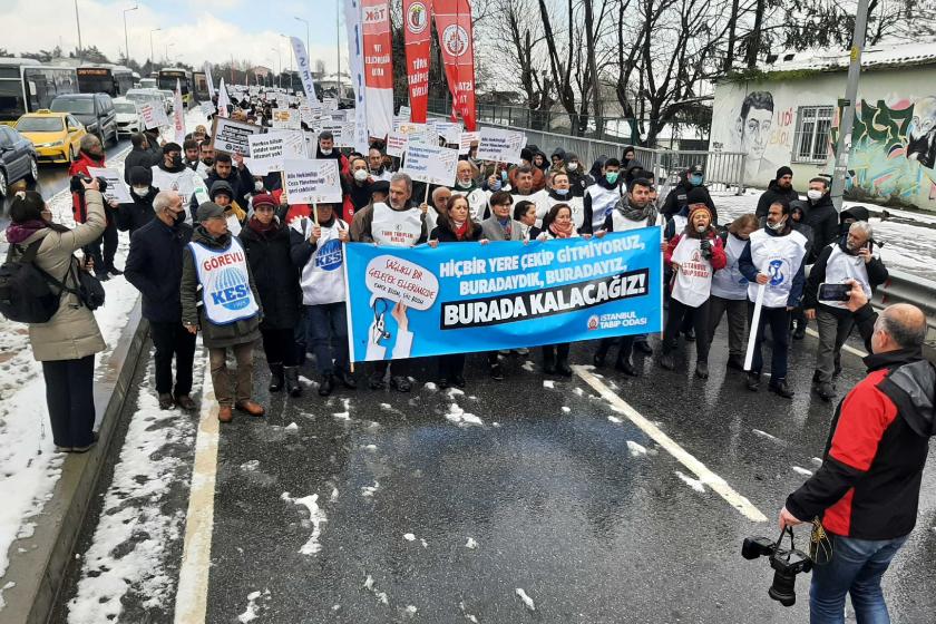 Sağlık emekçileri Kadıköy'den seslendi: Hiçbir yere gitmiyoruz, hakkımız olanı alacağız