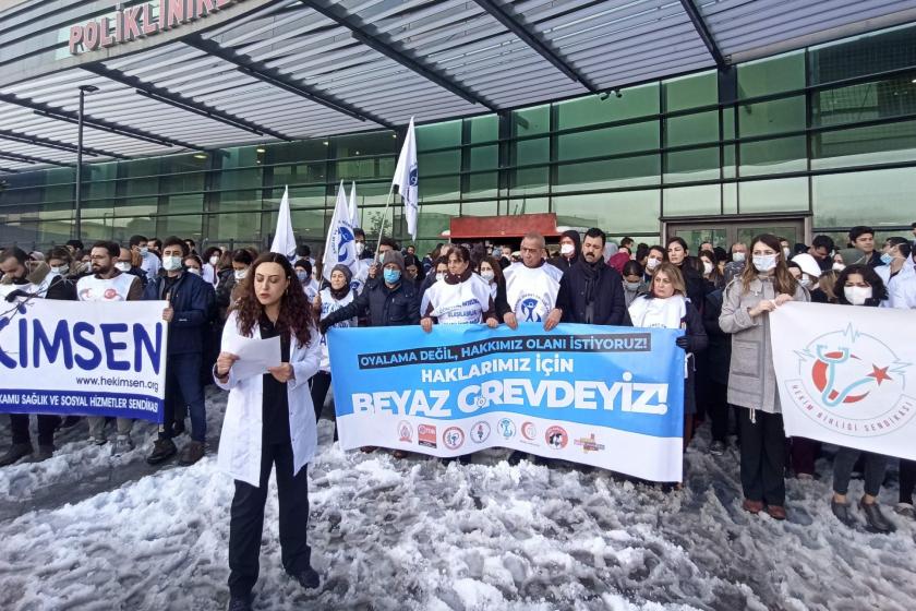 İstanbul'da sağlık emekçileri g(ö)revde: Hiçbir yere gitmiyoruz, oyalama değil hakkımızı istiyoruz