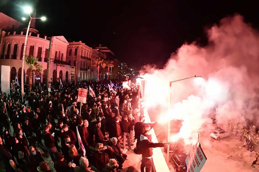 Yunanistan’da Pire Limanına yanaşan savaş gemisi protesto edildi