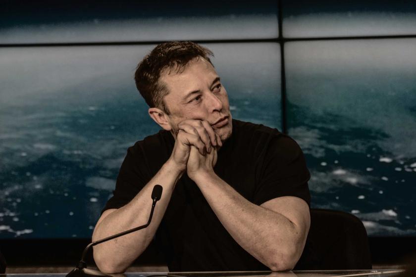 Elon Musk, Twitter'ı satın aldığını açıkladı