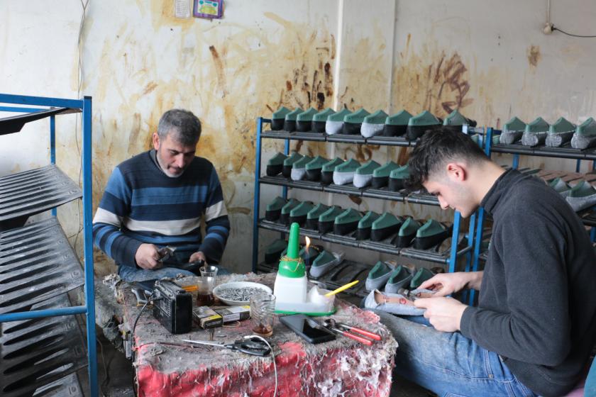 Yeni ayakkabı almaya güç yetmiyor, tamircilerde yoğunluk arttı