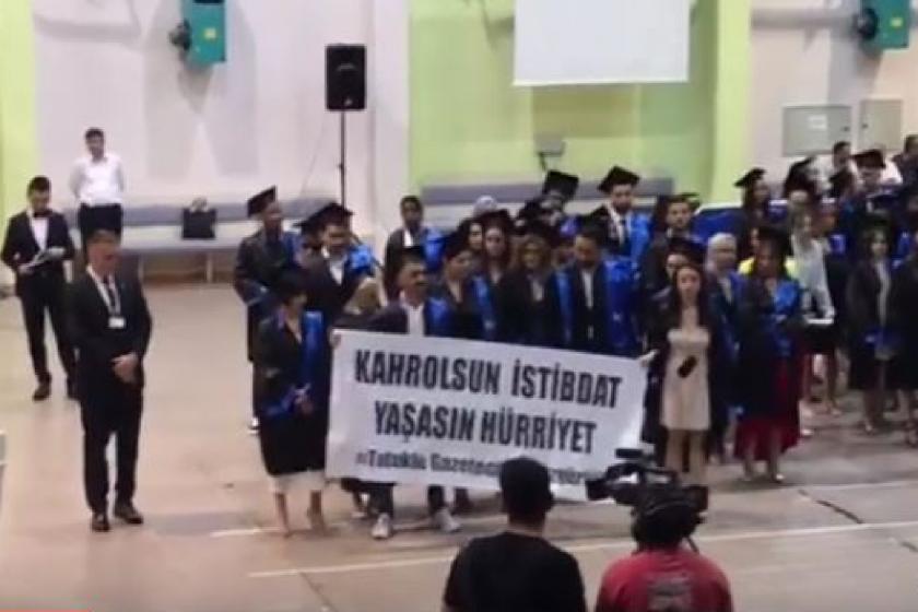 Ankara Üniversitesi öğrencileri “Tutuklu Gazetecilere Özgürlük” pankartı açtı, rektör törenden ayrıldı