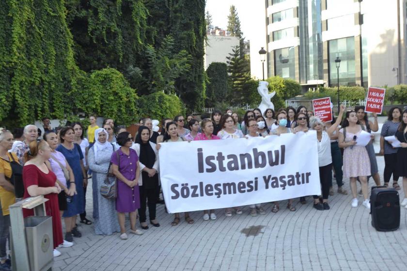 Kadınlar, birçok ilde Danıştay'ın İstanbul Sözleşmesi kararına karşı sokağa çıktı