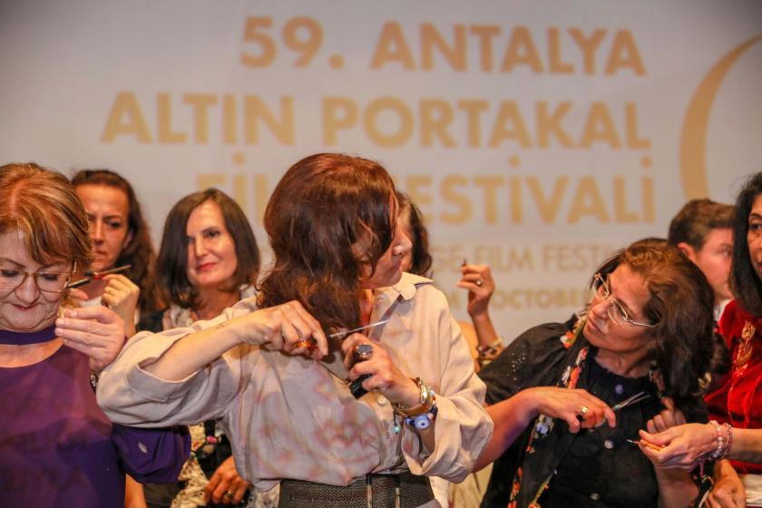 Altın Portakal Film Festivali'nde film ekibi ve oyuncular, Mahsa Amini için saçlarını kesti