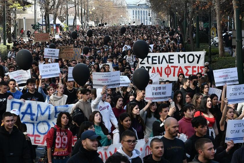 Yunanistan’da tren faciasının ardından grev ve eylemler sürüyor: Gençler sokakta