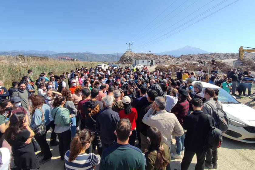 Samandağ halkı, yaşam alanlarına asbestli moloz dökülmesine karşı yaşam nöbeti başlattı