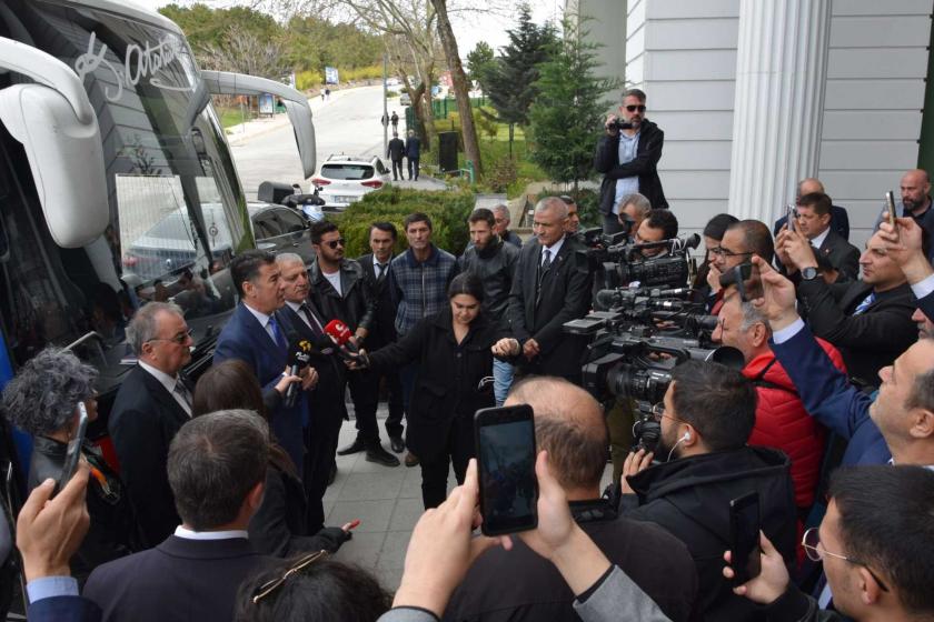 Sinan Oğan, TRT önüne gitti: "Her gün gelip buradan yayın yapacağım"