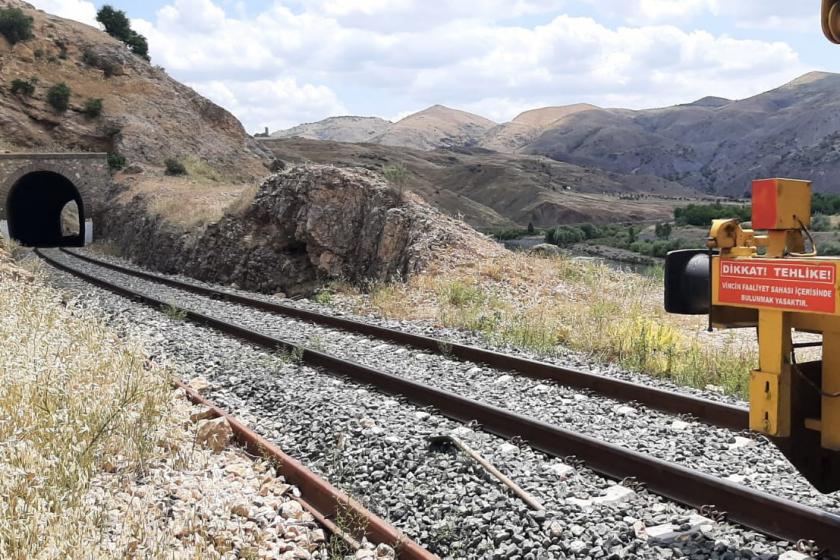 Elazığ'da yük treninin çarptığı 2 işçi yaralandı