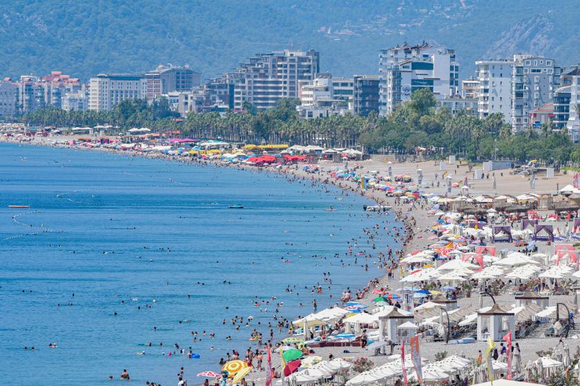 Antalya'da hava sıcaklığı 42 dereceyi gördü; sahiller doldu