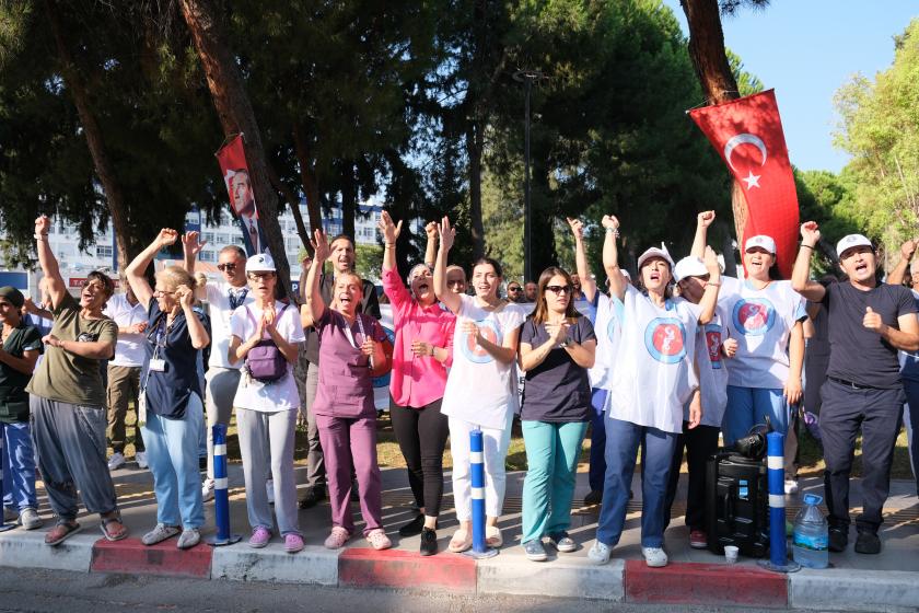 Ege Üniversitesi Hastanesi işçileri alacakları için 6 gündür hizmet üretmiyor