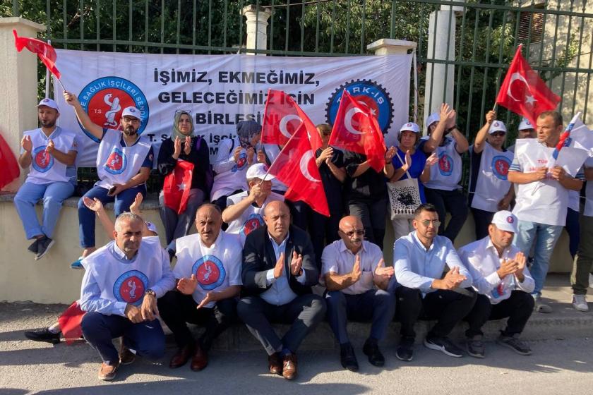 Ege Üniversitesi Hastanesi işçileri, alacaklarının ödenmesi talebiyle oturma eylemi başlattı