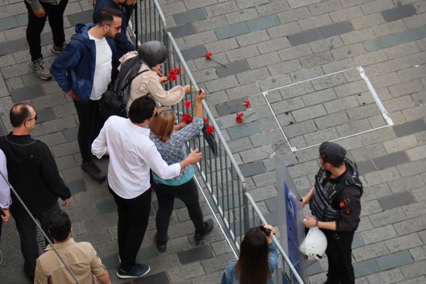 Cumartesi Anneleri tüm engellemelere rağmen karanfilleri meydana bıraktı