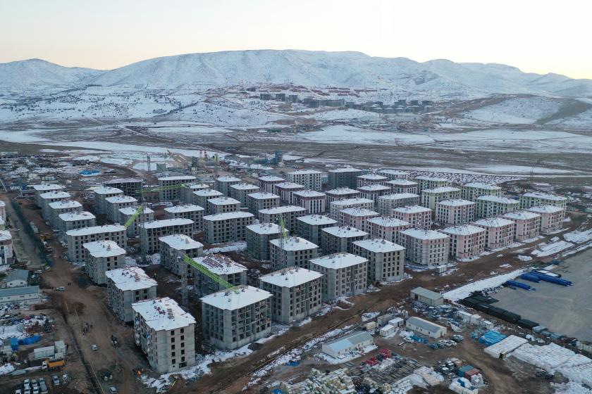 İMO'dan depremlerin 1. yılında rapor | Vadedilen konutların sadece yüzde 8'i tamamlanma aşamasında