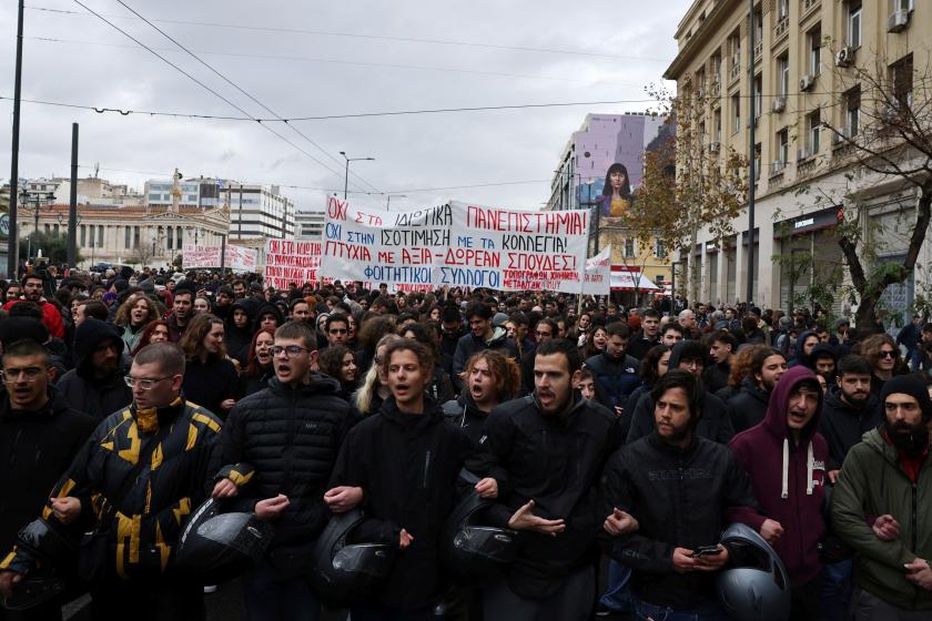 Yunanistan'da öğrenci ve eğitimciler özel üniversite karşı eylemlere devam ediyor