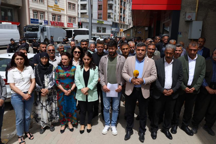 Birçok kentte gazetecilerin gözaltına alınması protesto edildi