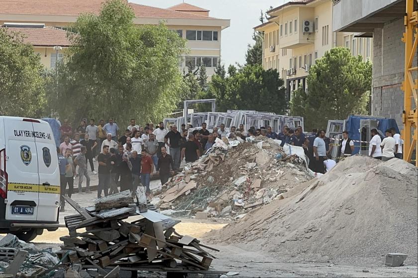 Adana'da iş cinayeti: Kule vinçten düşen inşaat malzemelerinin altında kalan 2 işçi öldü