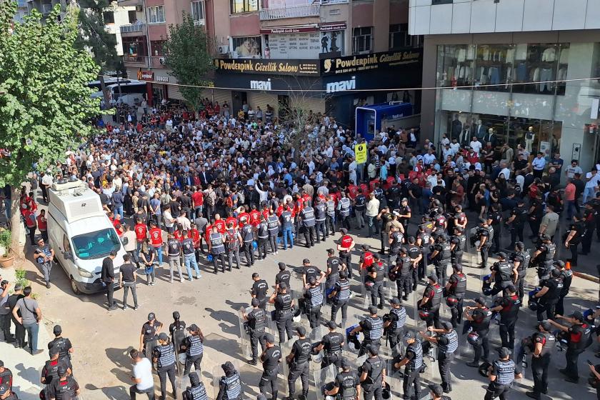 Diyarbakır'da "Kürt sorununa demokratik çözüm" talebine polis engeli: "Barışın yolunu açın"