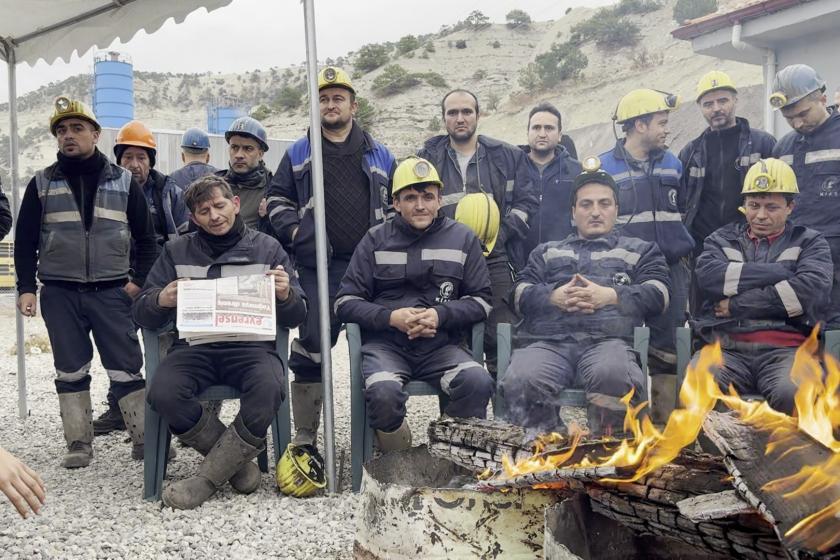 Özelleştirmeye karşı eylem yapan madenciler ateş başında Evrensel okudu