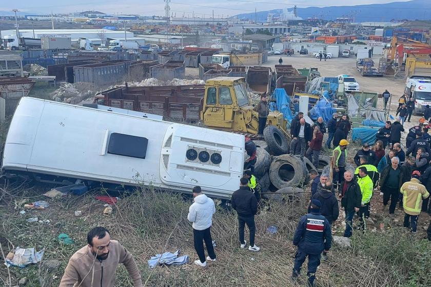 Bursa'da tırla çarpışan işçi servisi şarampole devrildi: 9 işçi yaralandı