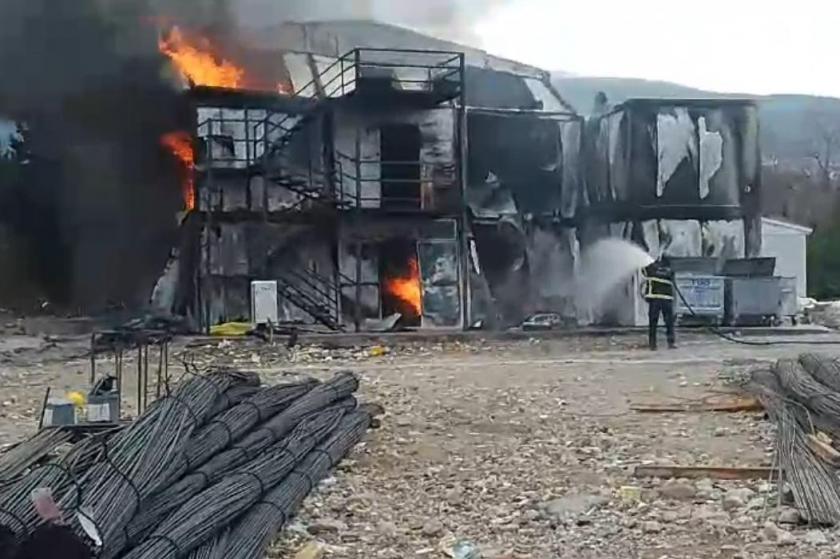 Hatay'da okul inşaatında işçilerin kaldığı konteynerler yandı