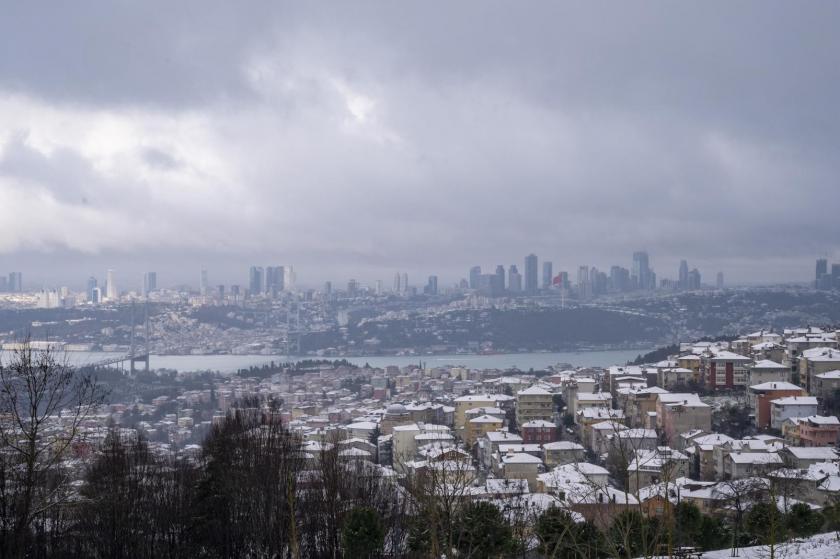 İstanbul'da kar aralıklarla etkisini gösteriyor