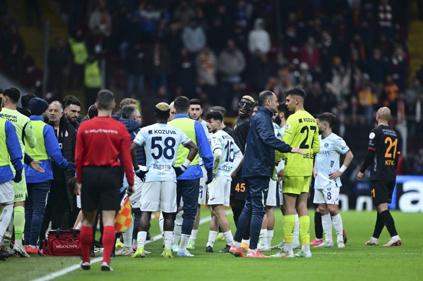 Adana Demirspor, Galatasaray maçında sahadan çekilme kararı aldı