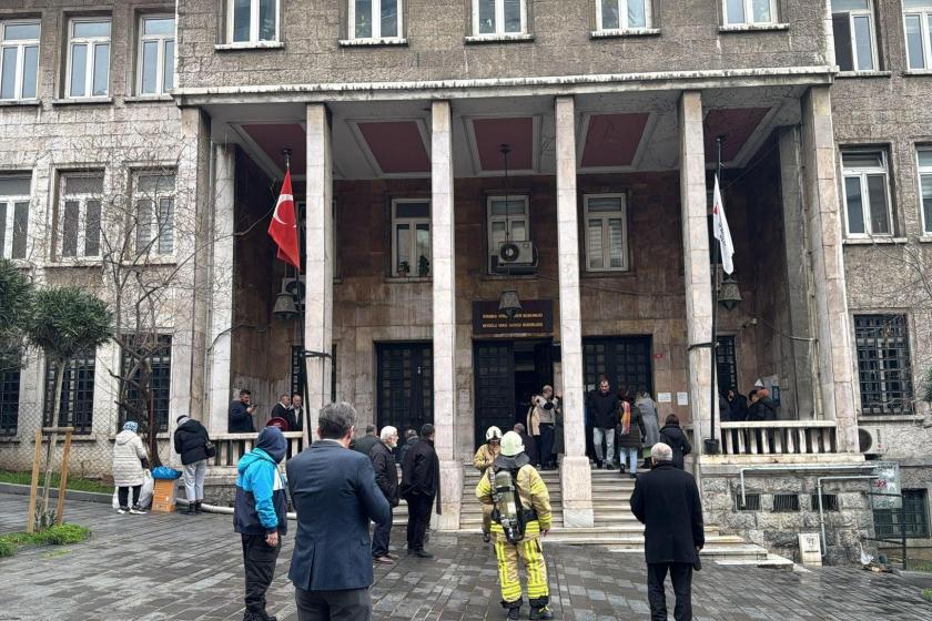 Beyoğlu'nda vergi dairesinin bodrumunda çıkan yangın söndürüldü