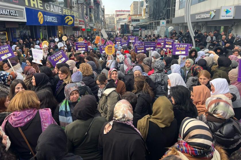 Van'da ‘özgürlük’ yürüyüşüne polis müdahalesi: Çok sayıda kadın gözaltında