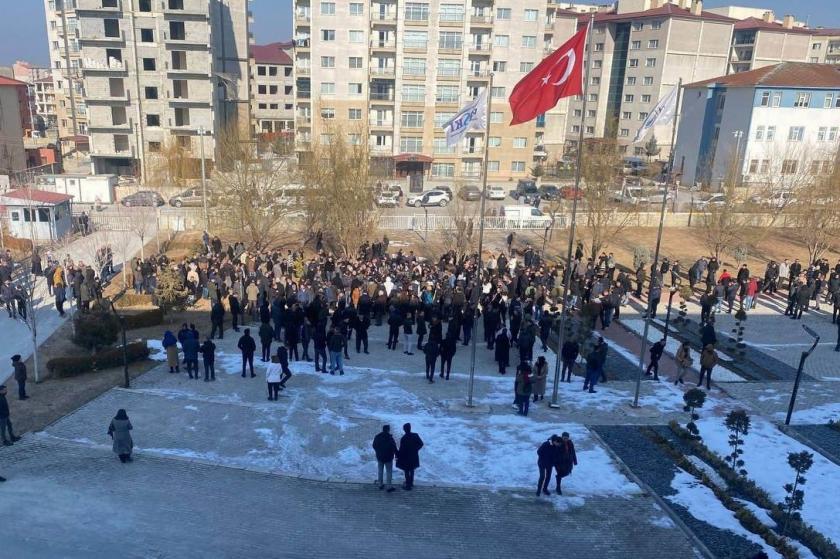 Vanlılar belediye önünde Zeydan’a verilen hapis cezasını protesto ediyor