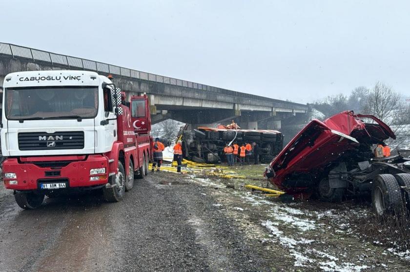 Düzce'de kar küreme aracı ile tırın köprüden devrildiği kazada sürücüler öldü