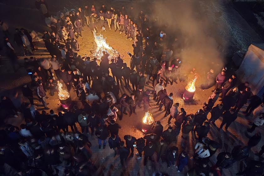 Van'da halk geceyi belediyenin önünde geçirdi: Gaspa geçit vermeyeceğiz