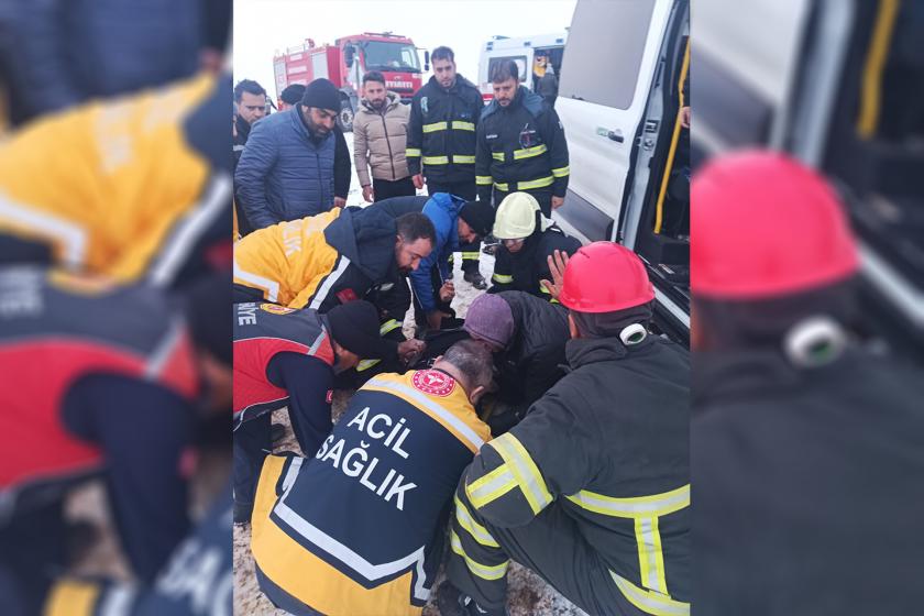 Mardin'de işçi servisi ile kamyonet çarpıştı: 9 yaralı