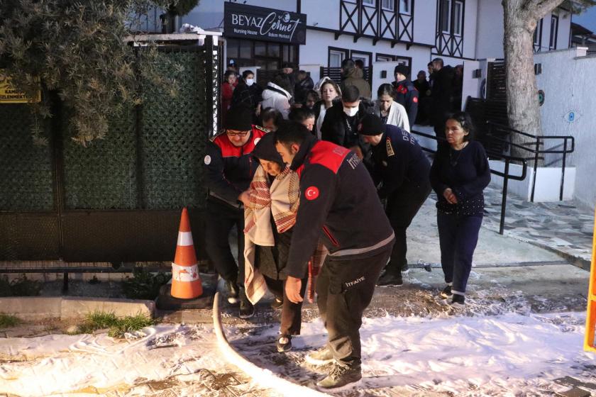 Denizli'de engelli bakım merkezinde yangın çıktı: 78 kişi tahliye edildi