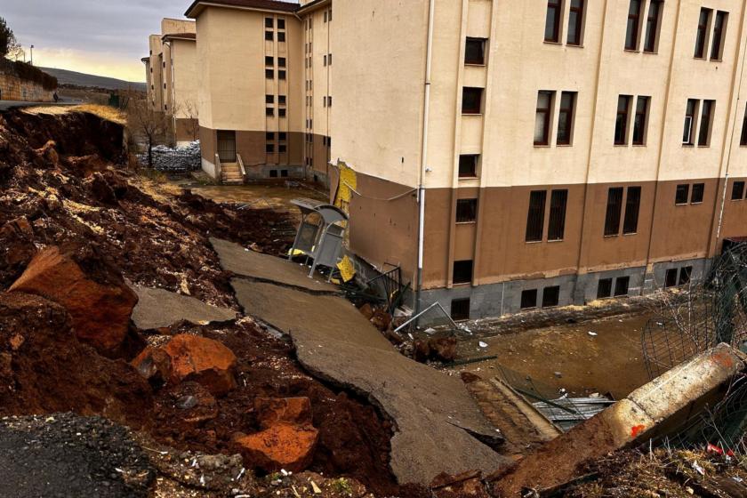 Okulun istinat duvarı çöktü, eğitime ara verildi