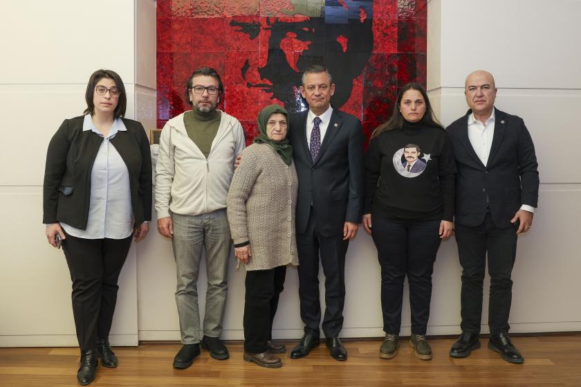 Özgür Özel, Sinan Ateş’in annesi Saniye Ateş ile görüştü