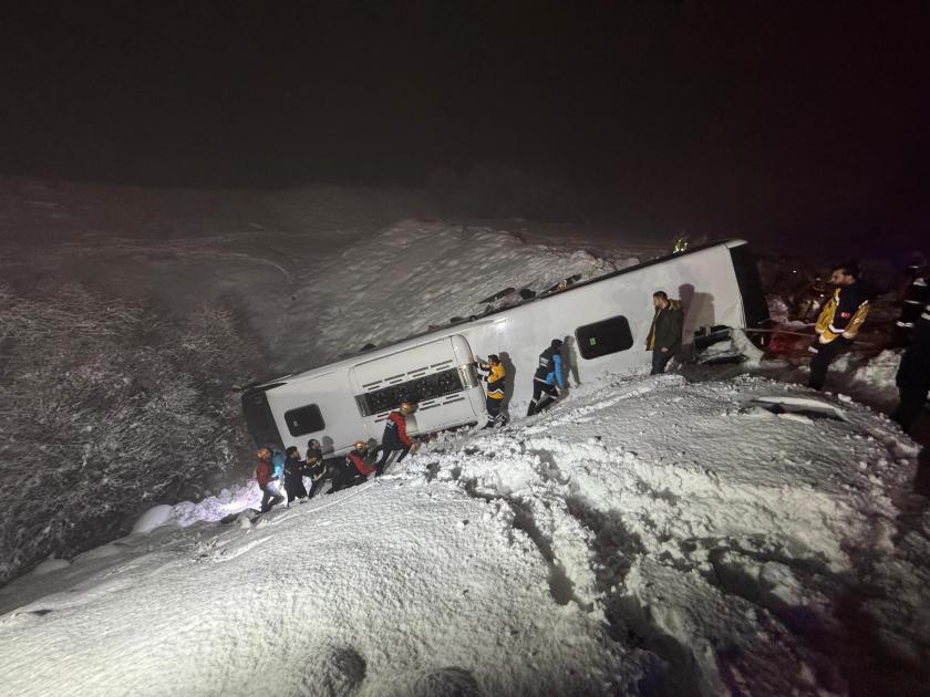 Bingöl'de yolcu otobüsü devrildi: 4 ölü, 32 yaralı