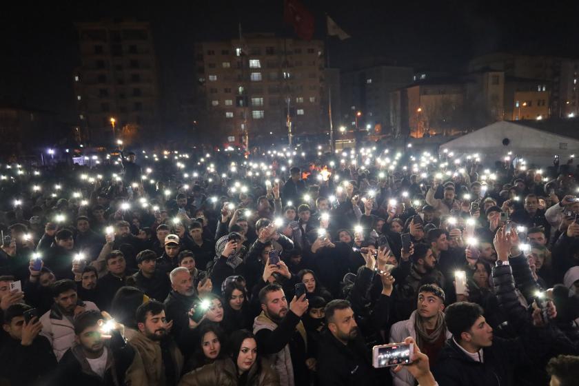 Van'da coşkulu direniş: On binler belediyenin önünde