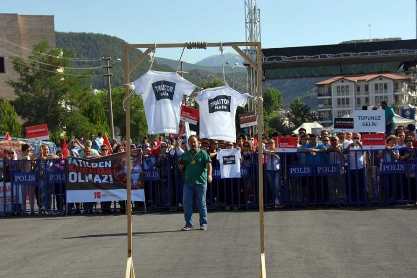 'Kahraman' tişörtüne tepki olarak 'Hain' tişörtü asıldı