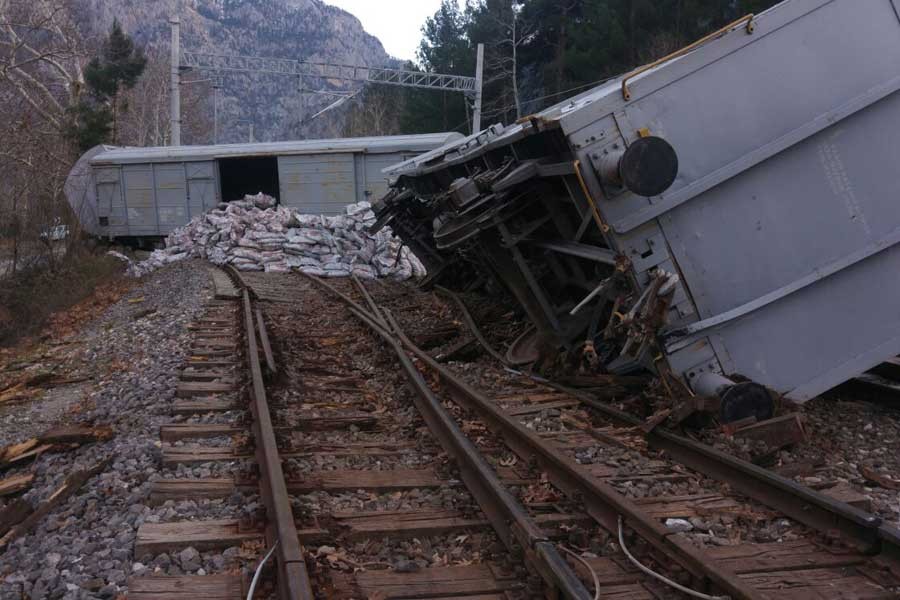 Pozantı'da yük treni devrildi