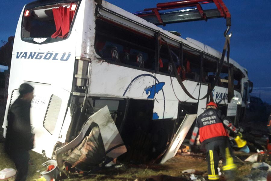 Van'da yolcu otobüsü devrildi: 2 ölü, 21 yaralı