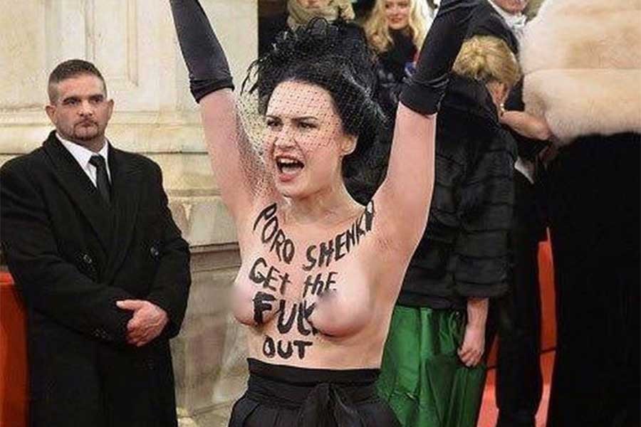 FEMEN, Poroşenko’yu  Viyana balosunda protesto etti