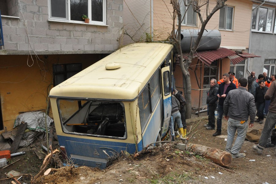 Freni boşalan işçi servisi eve çarptı: 17 yaralı