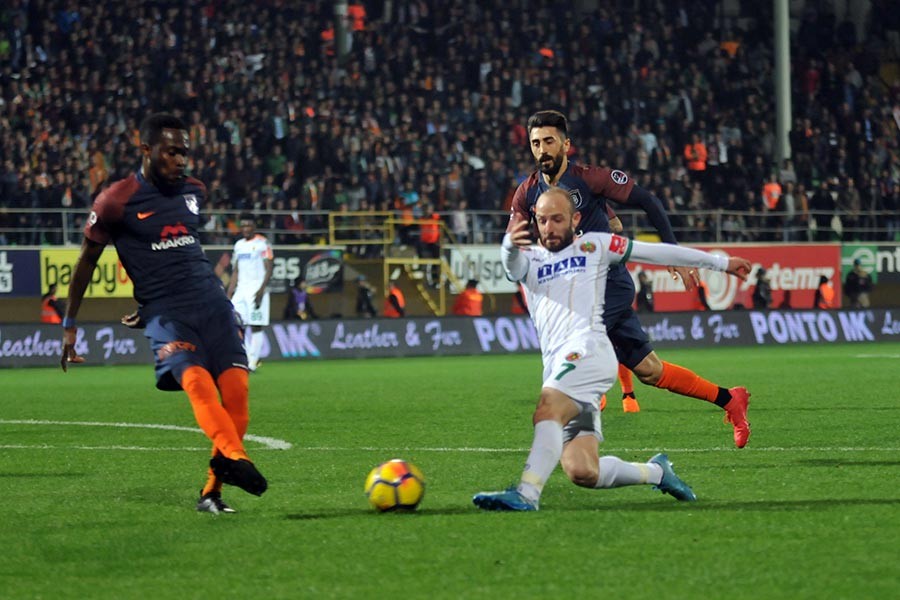 Alanyaspor Başakşehir'i farklı yendi: 4-1