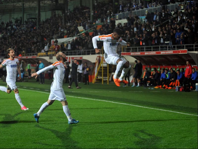 Alanyaspor, Başakşehir'i konuk ettiği maçtan 4-1 galip ayrıldı (Fotoğraf: DHA)