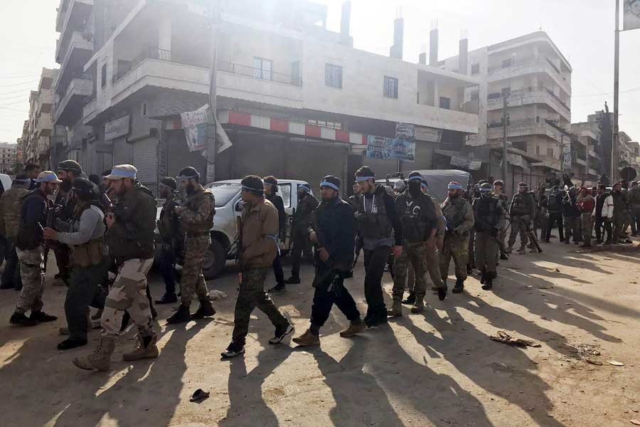 ÖSO Afrin'e girdi, ilk işi özgürlük heykelini yıkmak oldu