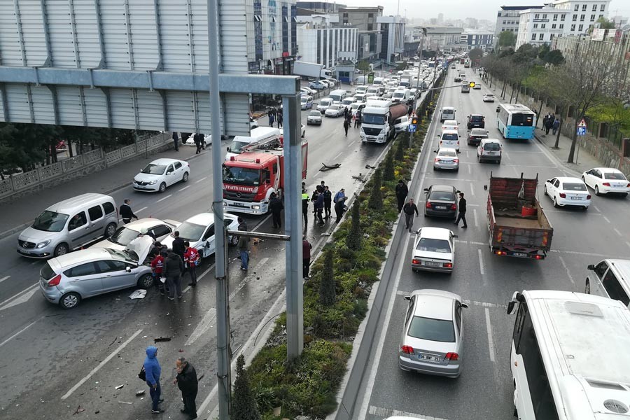 Başakşehir'de bir tanker 12 araca çarptı