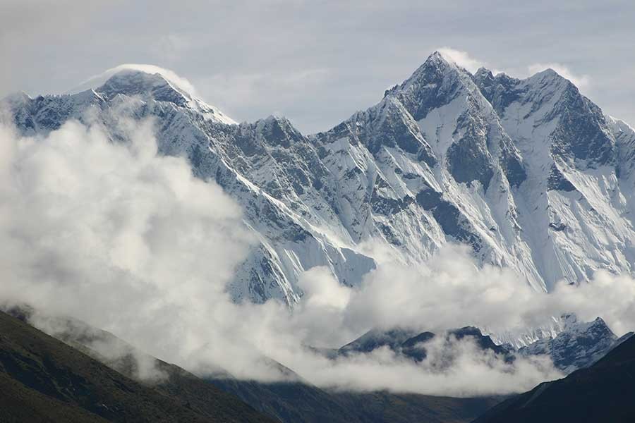 Everest'e tırmanan 2 dağcı yaşamını yitirdi